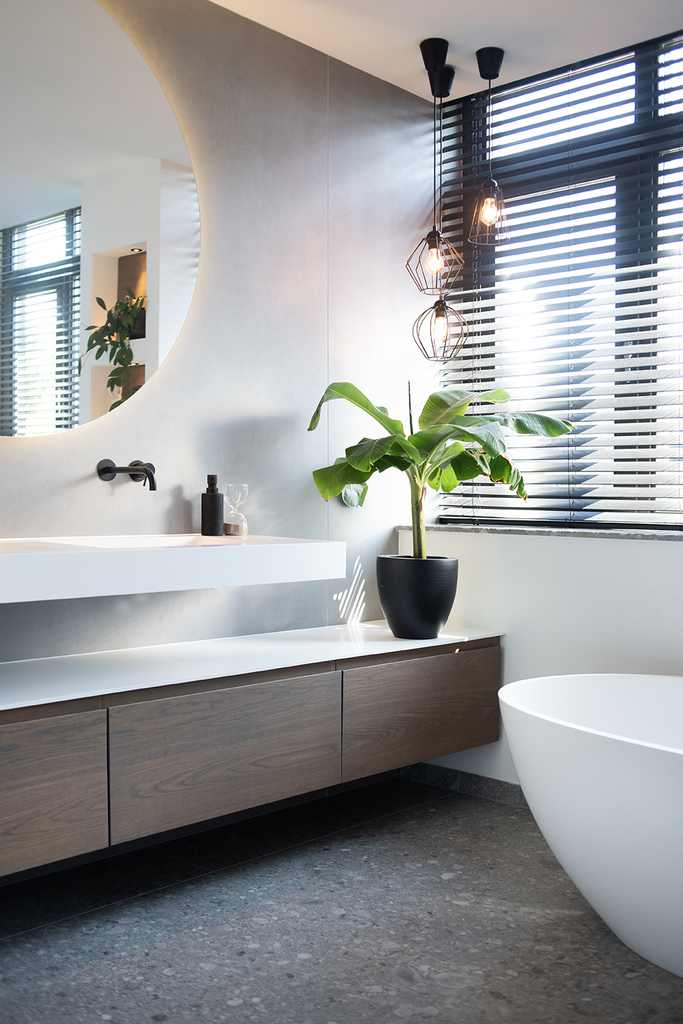 Luxe wasbak en meubels Moderne badkamer met inloopdouche
